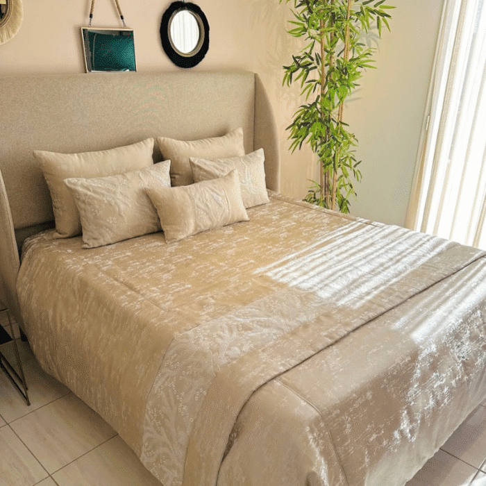 Couvre-lit de noce Randa – Ensemble 7 pièces beige et marron élégant