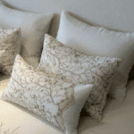 Couvre-lit de noce Randa 7 pièces – Literie élégante beige et marron avec taies et coussin décoratif