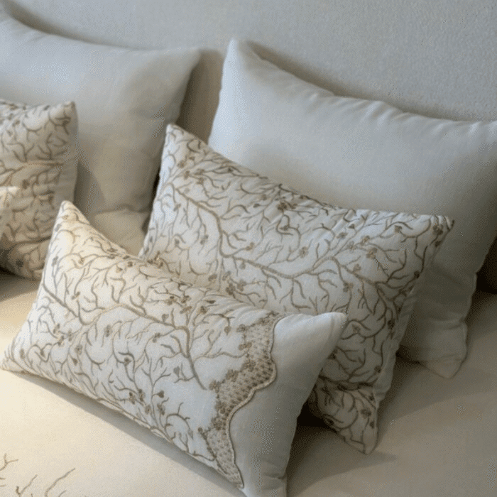 Couvre-lit de noce Randa 7 pièces – Literie élégante beige et marron avec taies et coussin décoratif