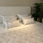 Couvre-lit de noce Randa 7 pièces – Literie élégante beige et marron avec taies et coussin décoratif