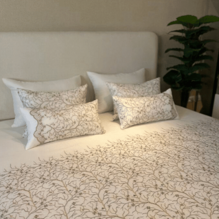 Couvre-lit de noce Randa 7 pièces – Literie élégante beige et marron avec taies et coussin décoratif