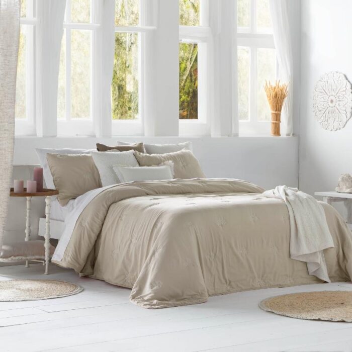 Jeté de lit Amalia brodé 250x270 cm avec 2 taies – rosé, blanc ou beige – Assia Home Tunisie