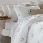 Jeté de lit Amalia brodé 250x270 cm avec 2 taies – rosé, blanc ou beige – Assia Home Tunisie