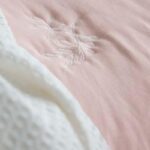Jeté de lit Amalia brodé 250x270 cm avec 2 taies – rosé, blanc ou beige – Assia Home Tunisie