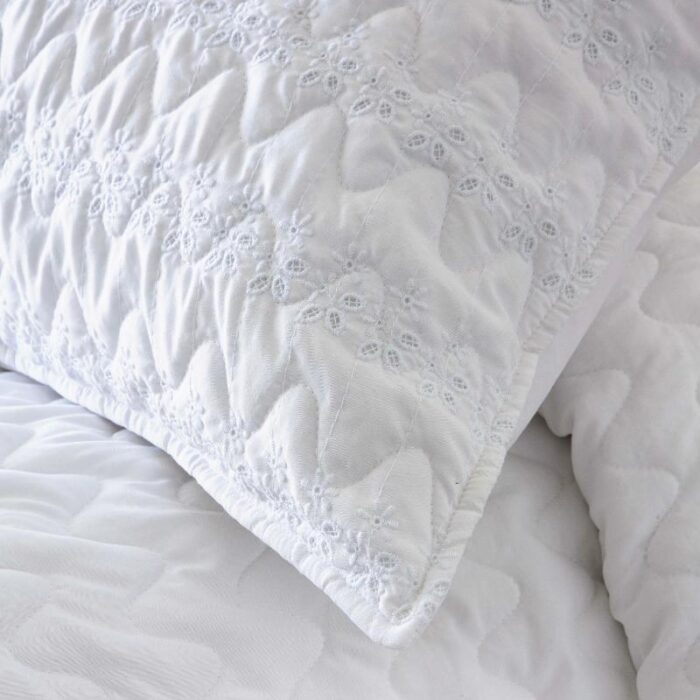 Jeté de lit Lorea broderie anglaise 250x270 cm avec 2 taies – blanc ou beige – Assia Home