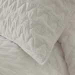 Jeté de lit Lorea broderie anglaise 250x270 cm avec 2 taies – blanc ou beige – Assia Home