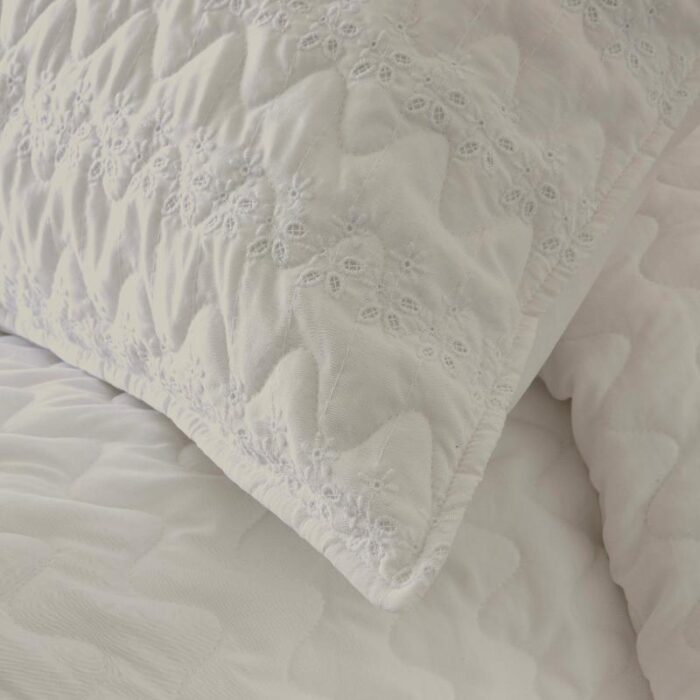 Jeté de lit Lorea broderie anglaise 250x270 cm avec 2 taies – blanc ou beige – Assia Home