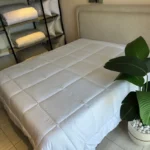 Couette blanche 260x240 cm de qualité hôtelière, idéale pour hôtels et maisons d’hôtes en Tunisie. Confort, durabilité et livraison rapide