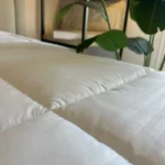 Couette blanche 260x240 cm de qualité hôtelière, idéale pour hôtels et maisons d’hôtes en Tunisie. Confort, durabilité et livraison rapide
