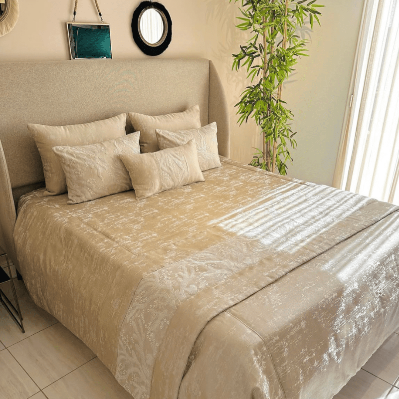 Couvre-lit de noce Randa – Ensemble 7 pièces beige et marron élégant