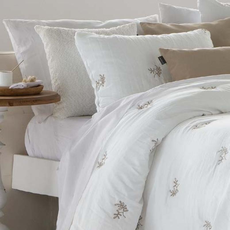 Jeté de lit Amalia brodé 250x270 cm avec 2 taies – rosé, blanc ou beige – Assia Home Tunisie