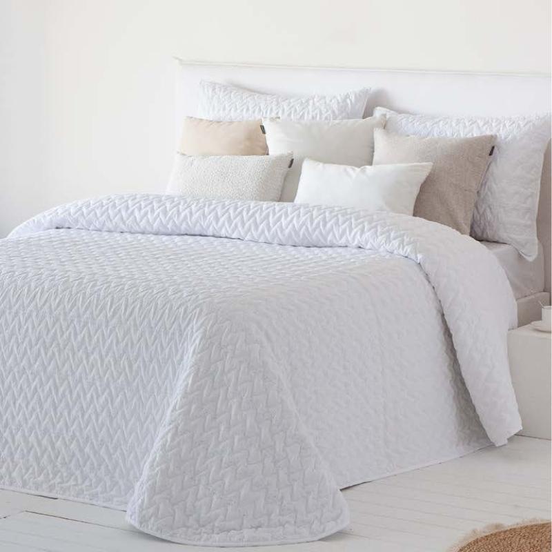 Jeté de lit Lorea broderie anglaise 250x270 cm avec 2 taies – blanc ou beige – Assia Home