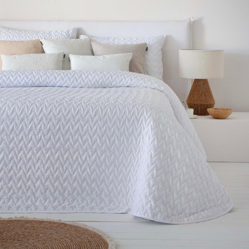 Jeté de lit Lorea broderie anglaise 250x270 cm avec 2 taies – blanc ou beige – Assia Home