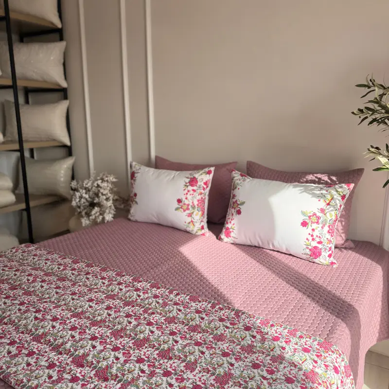 jeté de lit rosé avec taies florales élégantes