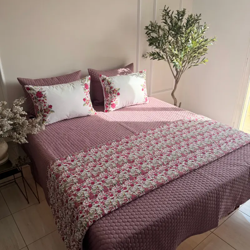 jeté de lit rosé avec taies florales élégantes